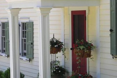 Inredning av en klassisk stor ingång och ytterdörr, med en enkeldörr och en röd dörr