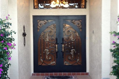 Imagen de puerta principal de tamaño medio con puerta doble y puerta negra