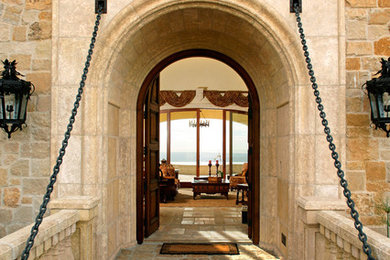 サンディエゴにある巨大な地中海スタイルのおしゃれな玄関ドアの写真
