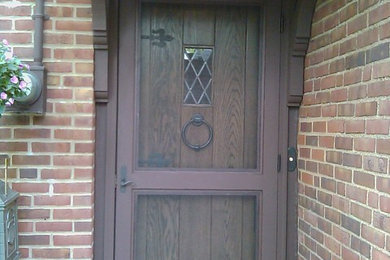 Modelo de entrada clásica con puerta simple y puerta de madera oscura
