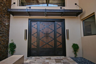 Foto de puerta principal tradicional de tamaño medio con puerta doble y puerta marrón