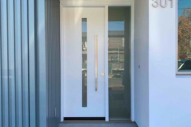 サンフランシスコにあるコンテンポラリースタイルのおしゃれな玄関ドア (コンクリートの床、白いドア、グレーの床) の写真