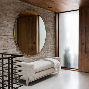 Moderner Eingang mit Foyer, grauer Wandfarbe, Einzeltür, hellbrauner Holztür und beigem Boden in Seattle