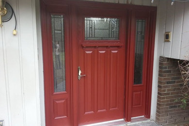 Haustür mit weißer Wandfarbe, Betonboden, Einzeltür und roter Haustür in Calgary