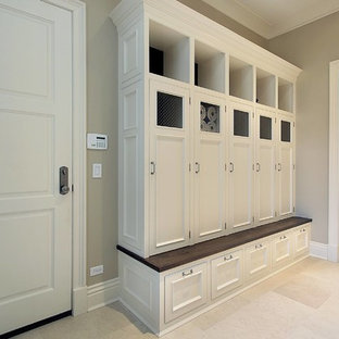 Imagen de vestíbulo posterior clásico renovado, de tamaño medio, con puerta simple, suelo de piedra caliza, paredes grises, puerta blanca y suelo beige