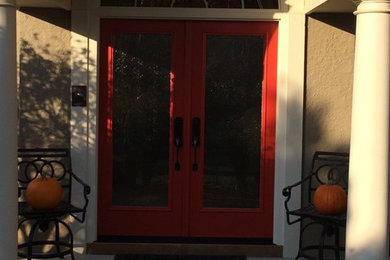 Foto de entrada actual con puerta doble y puerta roja