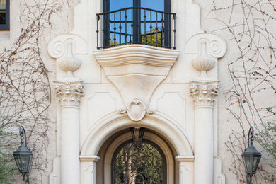 ロサンゼルスにあるラグジュアリーな巨大な地中海スタイルのおしゃれな玄関ドア (ガラスドア) の写真
