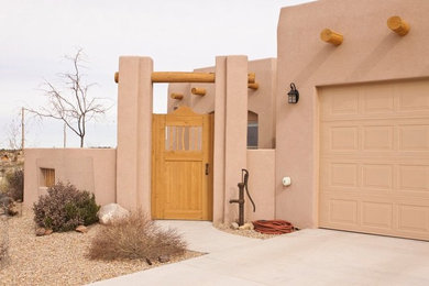Ejemplo de puerta principal de estilo americano de tamaño medio con paredes beige, puerta simple y puerta de madera oscura