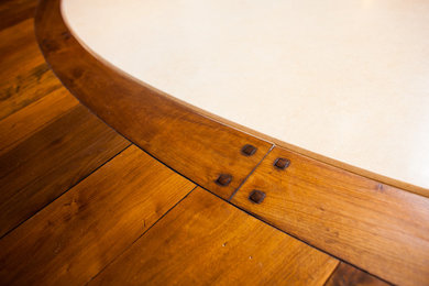Modelo de entrada rústica con suelo de madera en tonos medios