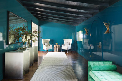 サンフランシスコにある広いトランジショナルスタイルのおしゃれな玄関 (青い壁、濃色無垢フローリング、茶色い床) の写真