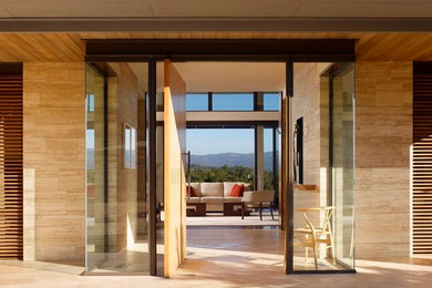 Diseño de puerta principal minimalista con puerta pivotante y puerta de madera clara