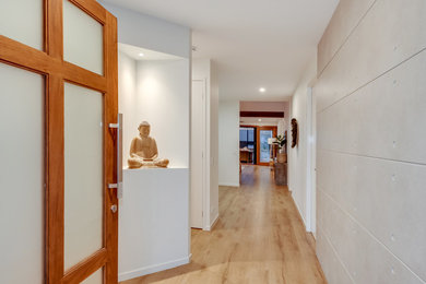サンシャインコーストにある広いコンテンポラリースタイルのおしゃれな玄関ドア (ラミネートの床、木目調のドア) の写真