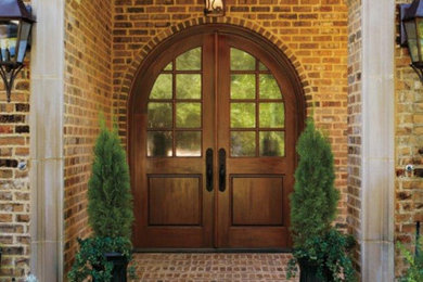 他の地域にある高級な中くらいなラスティックスタイルのおしゃれな玄関ドア (ベージュの壁、木目調のドア) の写真