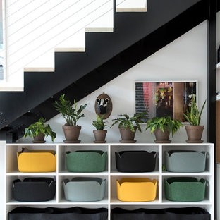 Idee per un ingresso o corridoio minimal con pareti bianche e parquet chiaro