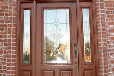 Modelo de puerta principal de tamaño medio con puerta pivotante y puerta de madera en tonos medios