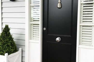 Ejemplo de entrada moderna con puerta simple y puerta negra