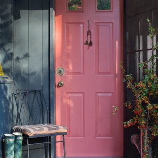 Shabby-Look Eingang mit roter Tür
