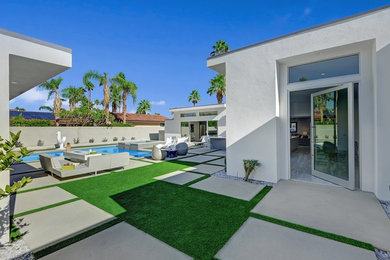 Mittelgroße Moderne Haustür mit weißer Wandfarbe, Betonboden, Drehtür, Haustür aus Glas und grauem Boden in Los Angeles