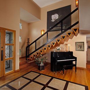 Moderner Eingang mit Foyer und oranger Wandfarbe in San Diego