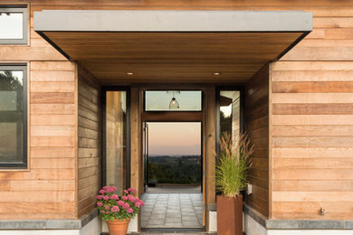 Источник вдохновения для домашнего уюта: большая входная дверь в современном стиле с коричневыми стенами, полом из керамогранита, одностворчатой входной дверью, входной дверью из светлого дерева и серым полом