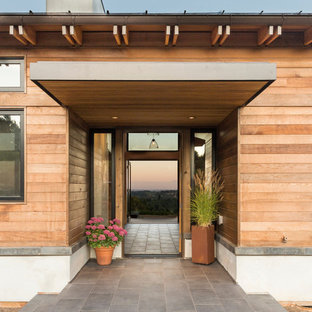 75+ Hauseingänge mit heller Holztür und grauem Boden Ideen & Bilder