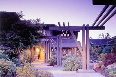 Example of a zen entryway design in Seattle