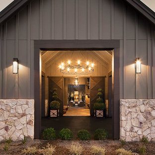 Ispirazione per un grande ingresso con vestibolo country con pareti beige, pavimento in cemento, una porta scorrevole, una porta in metallo e pavimento beige