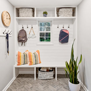 Réalisation d'une entrée marine avec un vestiaire, un sol en carrelage de porcelaine, un sol gris, un mur blanc et du lambris de bois.