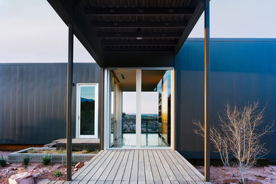 Foto de puerta principal moderna de tamaño medio con paredes metalizadas, suelo de madera clara, puerta doble y puerta metalizada