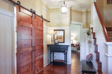 Ejemplo de hall tradicional de tamaño medio con paredes beige, suelo de madera en tonos medios y puerta simple