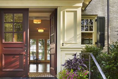 На фото: прихожая в классическом стиле с двустворчатой входной дверью и красной входной дверью