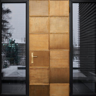 Moderne Haustür mit schwarzer Wandfarbe, Einzeltür, schwarzem Boden, Granitboden und heller Holztür in Moskau
