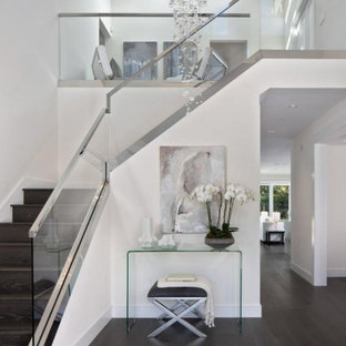 Ispirazione per un grande ingresso country con pareti bianche, parquet scuro, una porta a due ante, una porta nera, pavimento marrone e soffitto a volta