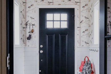 На фото: маленькое фойе в стиле неоклассика (современная классика) с полом из керамогранита, одностворчатой входной дверью, черной входной дверью, серым полом и обоями на стенах для на участке и в саду