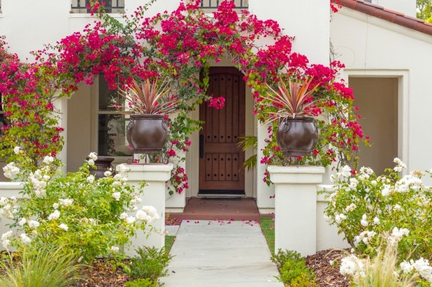 地中海 玄関 by HomeScapes Home Staging San Diego