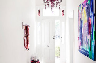 Exemple d'une entrée tendance avec un couloir, un mur blanc, parquet clair, une porte simple et une porte blanche.