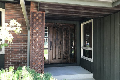 Haustür mit Einzeltür und hellbrauner Holzhaustür in Calgary