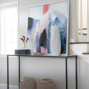 Immagine di un ingresso o corridoio design con pavimento marrone