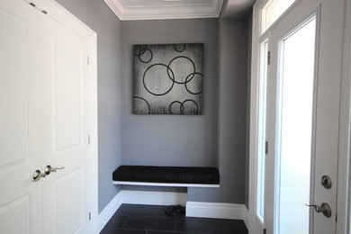 Example of a transitional entryway design in Toronto