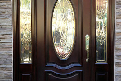 アトランタにあるおしゃれな玄関 (濃色木目調のドア) の写真