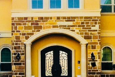 ダラスにあるヴィクトリアン調のおしゃれな玄関の写真