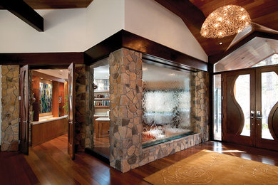 Großes Modernes Foyer mit beiger Wandfarbe, braunem Holzboden, Doppeltür und dunkler Holzhaustür in Atlanta