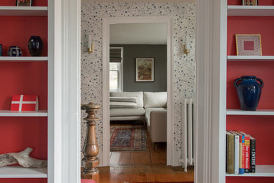 Klassisches Foyer mit weißer Wandfarbe, braunem Holzboden und braunem Boden in Boston