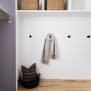 Esempio di un ingresso con anticamera stile marino con pareti viola e pavimento multicolore