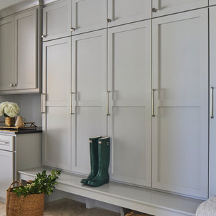 Immagine di un grande ingresso con anticamera tradizionale con pareti bianche, pavimento in travertino e pavimento beige