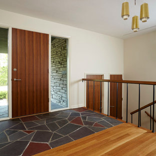Idee per un ingresso o corridoio moderno con pavimento in ardesia