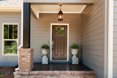 Cette photo montre une porte d'entrée chic de taille moyenne avec un mur gris, une porte simple et une porte marron.
