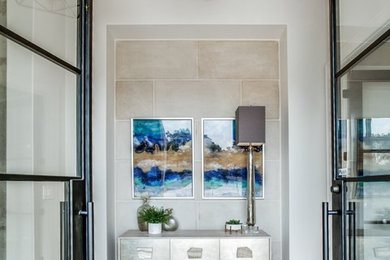 Idée de décoration pour un hall d'entrée minimaliste de taille moyenne avec un mur blanc, un sol en carrelage de céramique, une porte double, une porte noire et un sol gris.