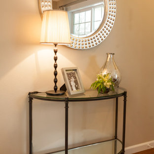 Inspiration för en liten vintage ingång och ytterdörr, med beige väggar, mellanmörkt trägolv och en enkeldörr