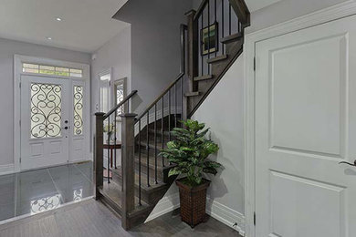 Example of a transitional entryway design in Toronto